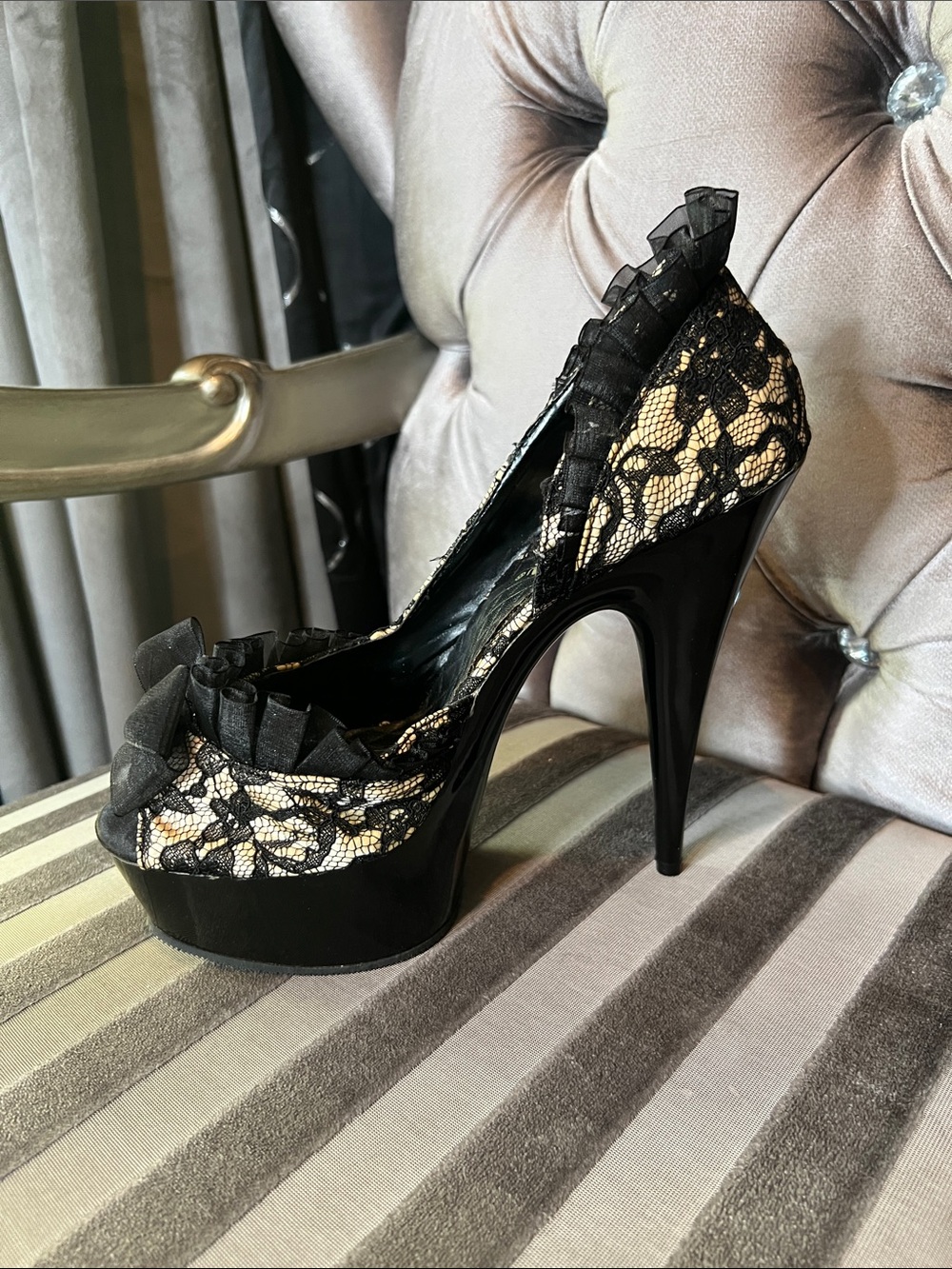 👠 VINTAGE Pleaser Lovers Lane Lace Bow Platform Heels sz 11 🖤 - Picture 2 of 9